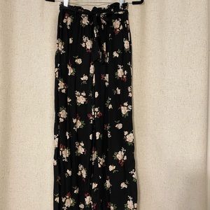 Hollister Size Small Cropped Pants Soft Black Floral